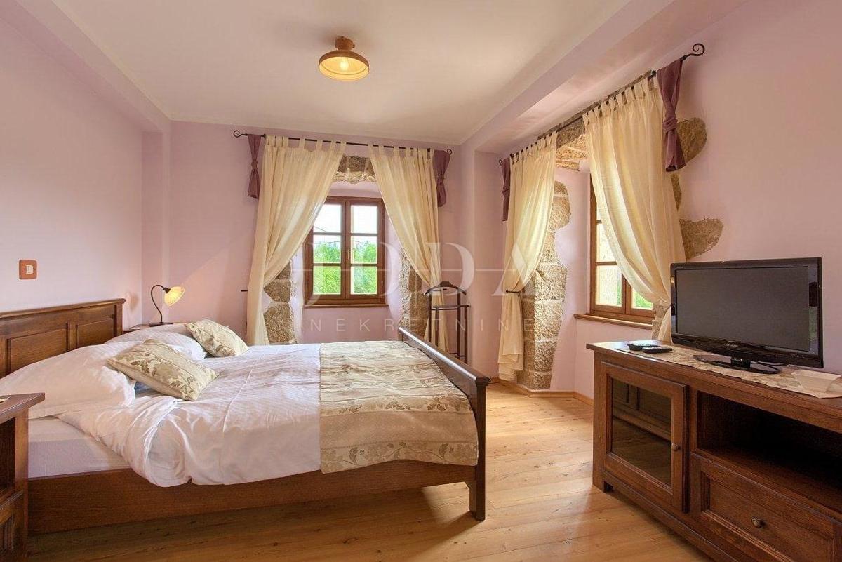 Casa in pietra in una posizione tranquilla