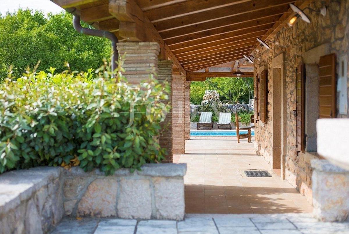 Casa in pietra in una posizione tranquilla