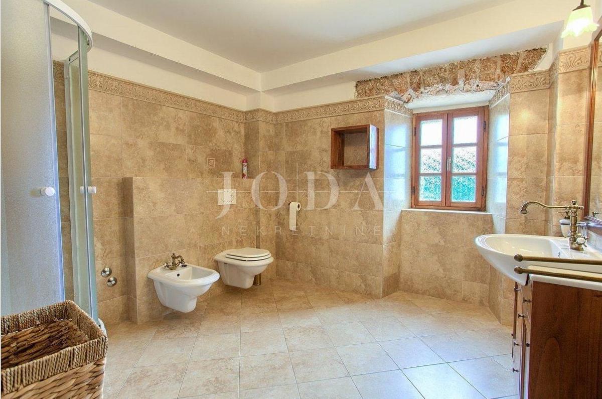 Casa in pietra in una posizione tranquilla