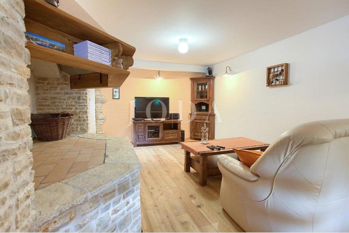 Casa in pietra in una posizione tranquilla