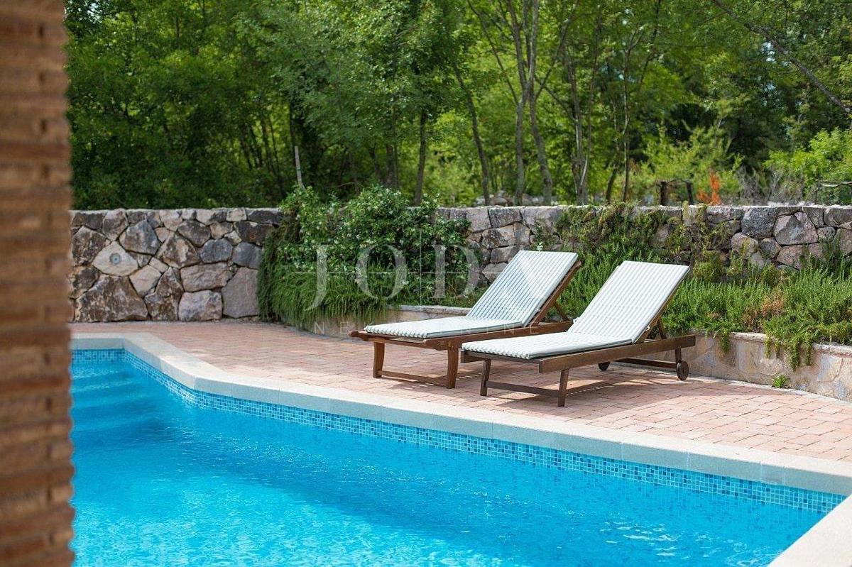 Casa in pietra in una posizione tranquilla