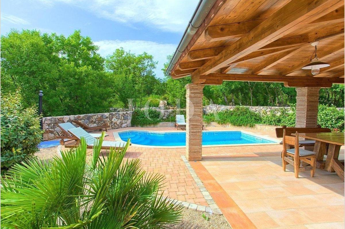 Casa in pietra in una posizione tranquilla