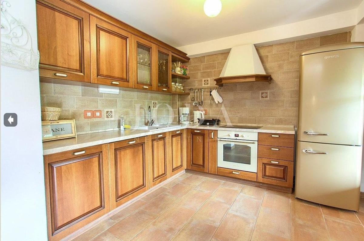 Casa in pietra in una posizione tranquilla