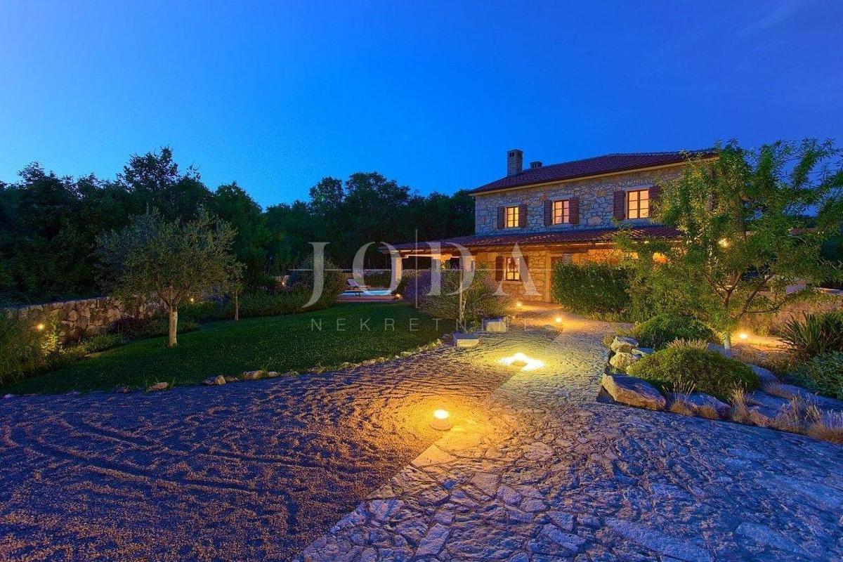 Casa in pietra in una posizione tranquilla