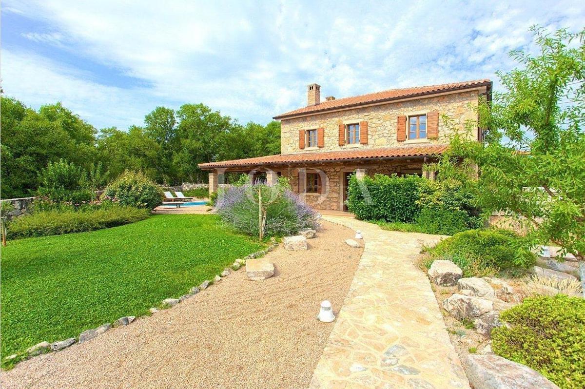 Casa in pietra in una posizione tranquilla