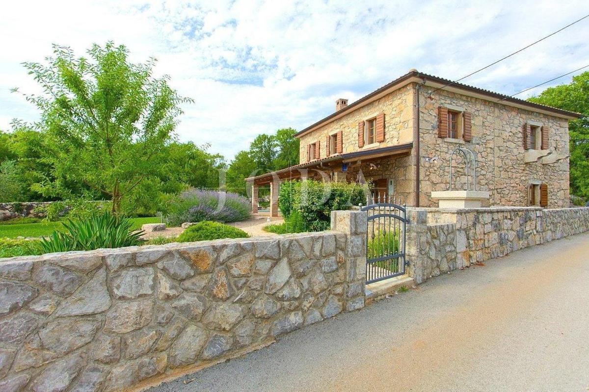 Casa in pietra in una posizione tranquilla