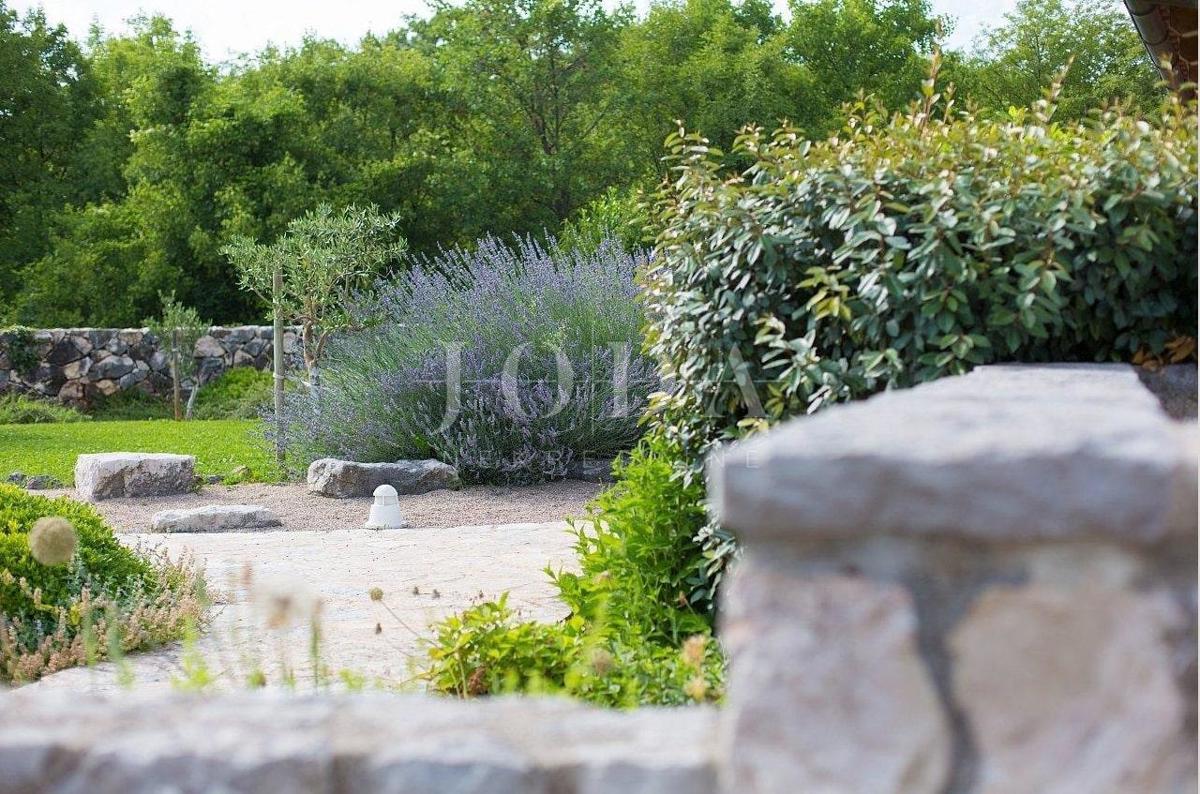 Casa in pietra in una posizione tranquilla