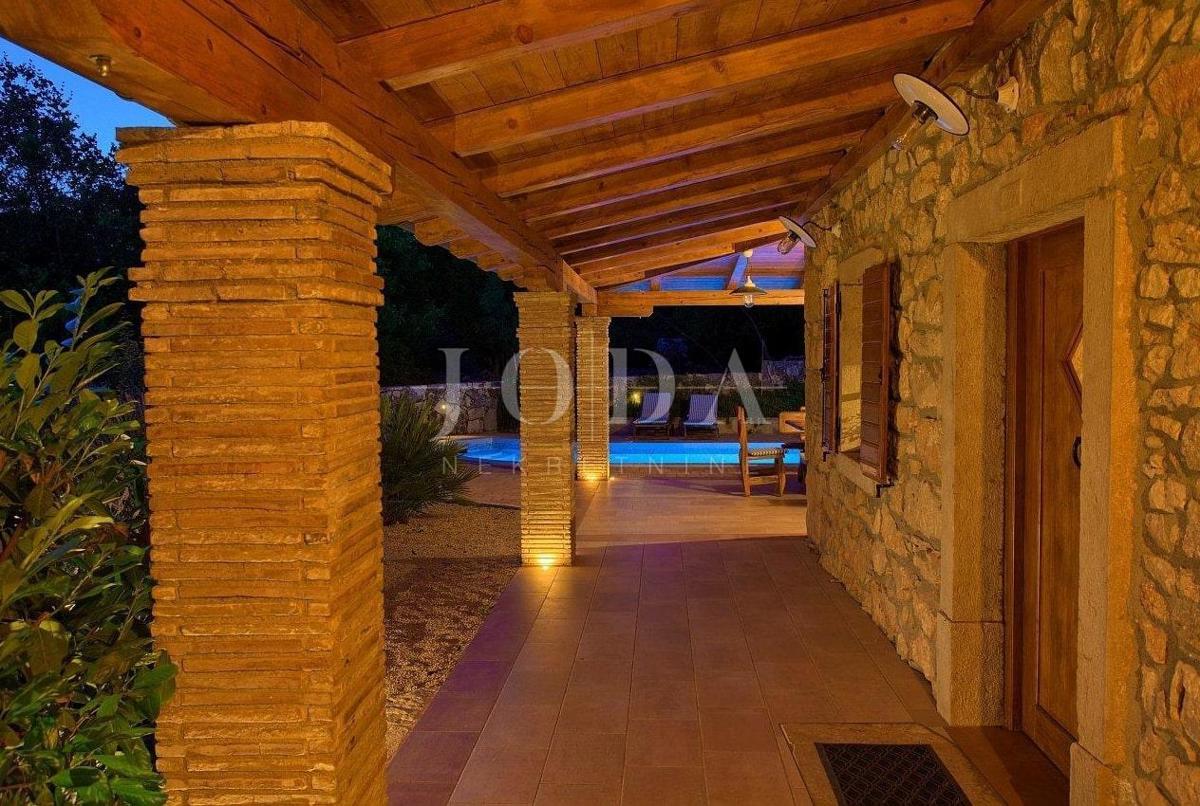 Casa in pietra in una posizione tranquilla