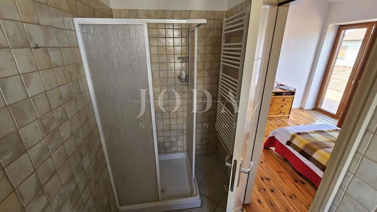 Svetvinčenat, Čabrunići casa in pietra