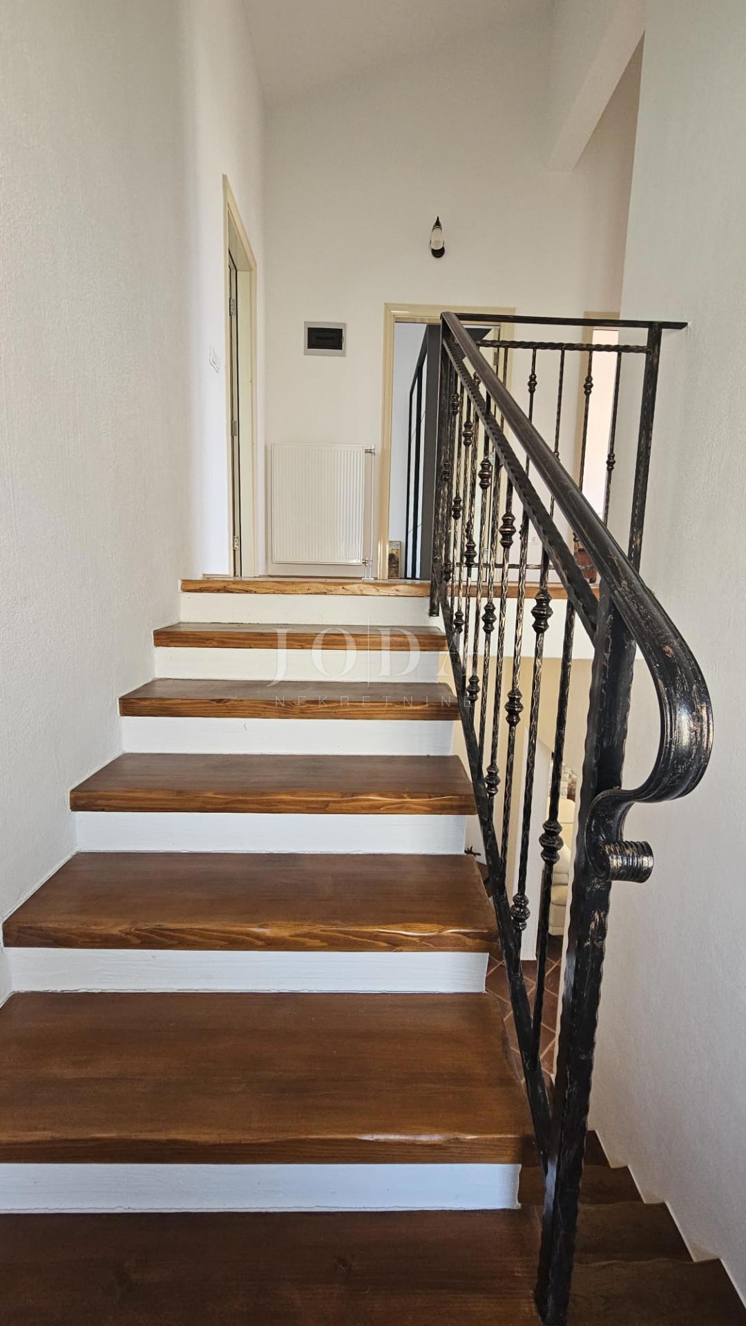 Svetvinčenat, Čabrunići casa in pietra
