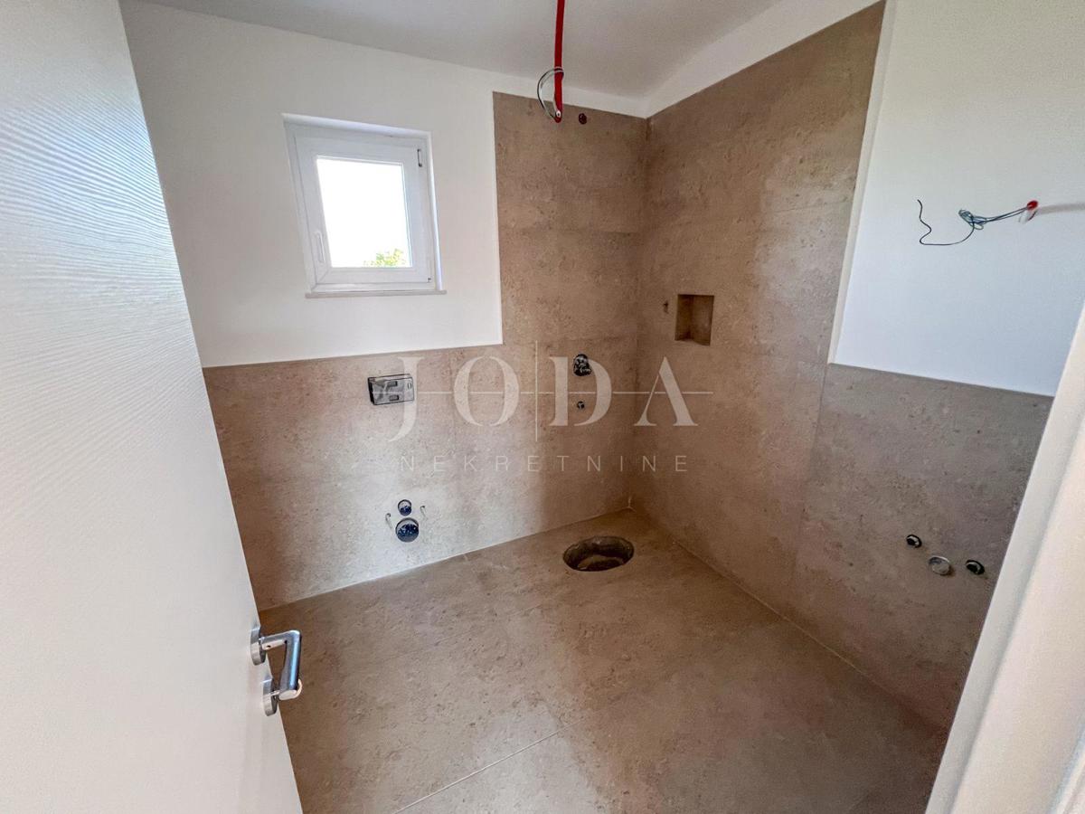 Casa di nuova costruzione a Crikvenica con piscina