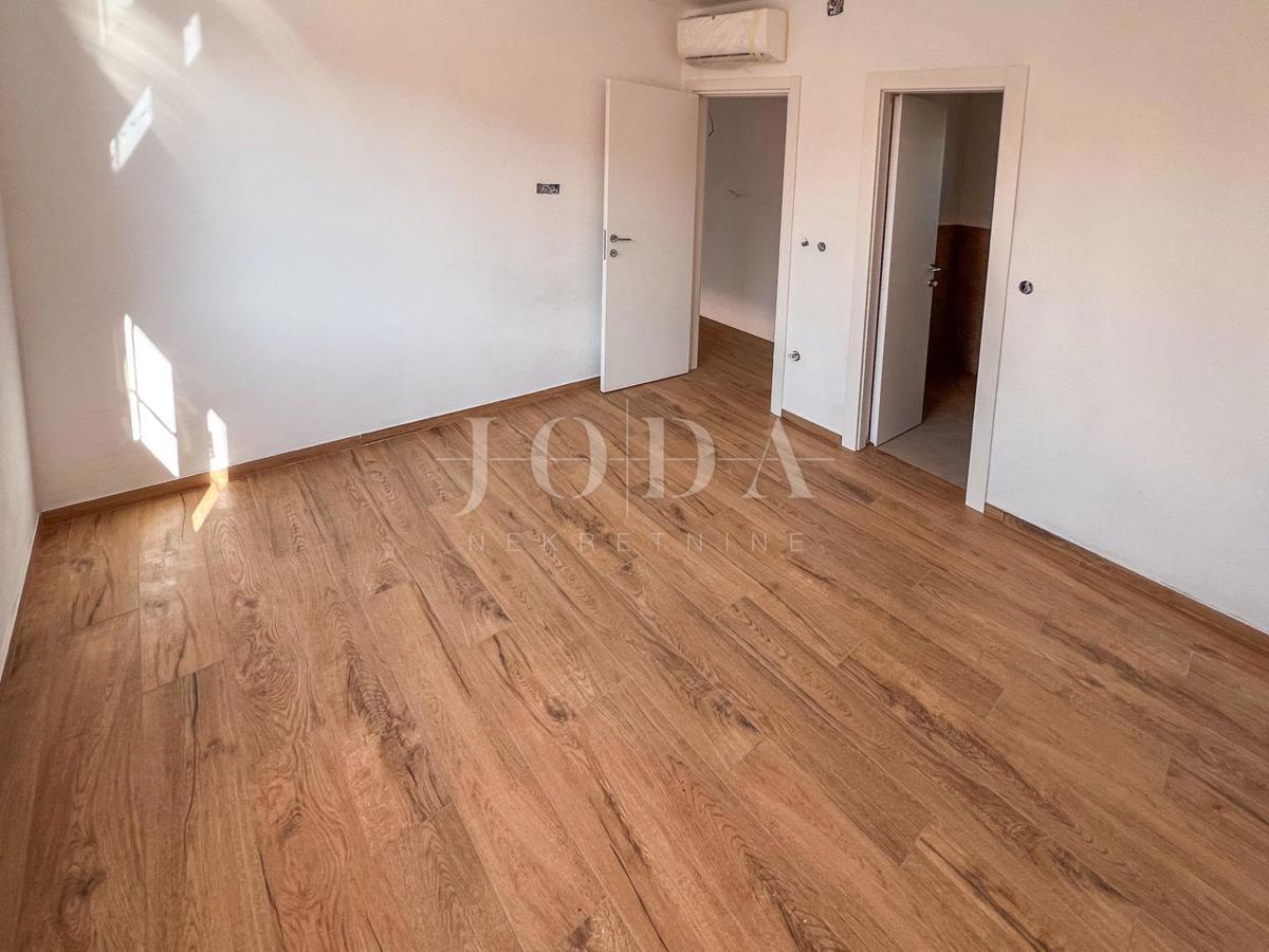 Casa di nuova costruzione a Crikvenica con piscina