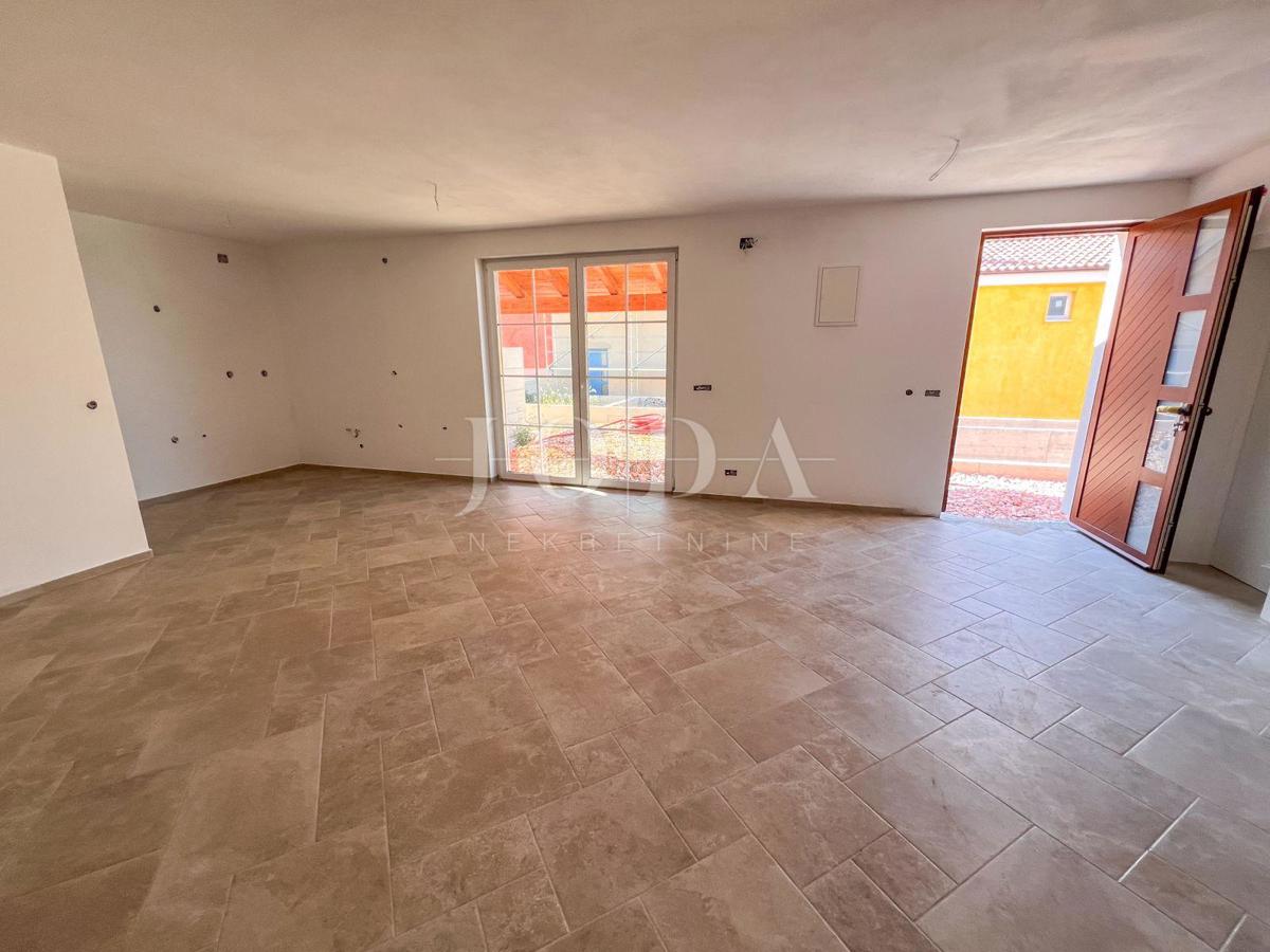 Casa di nuova costruzione a Crikvenica con piscina