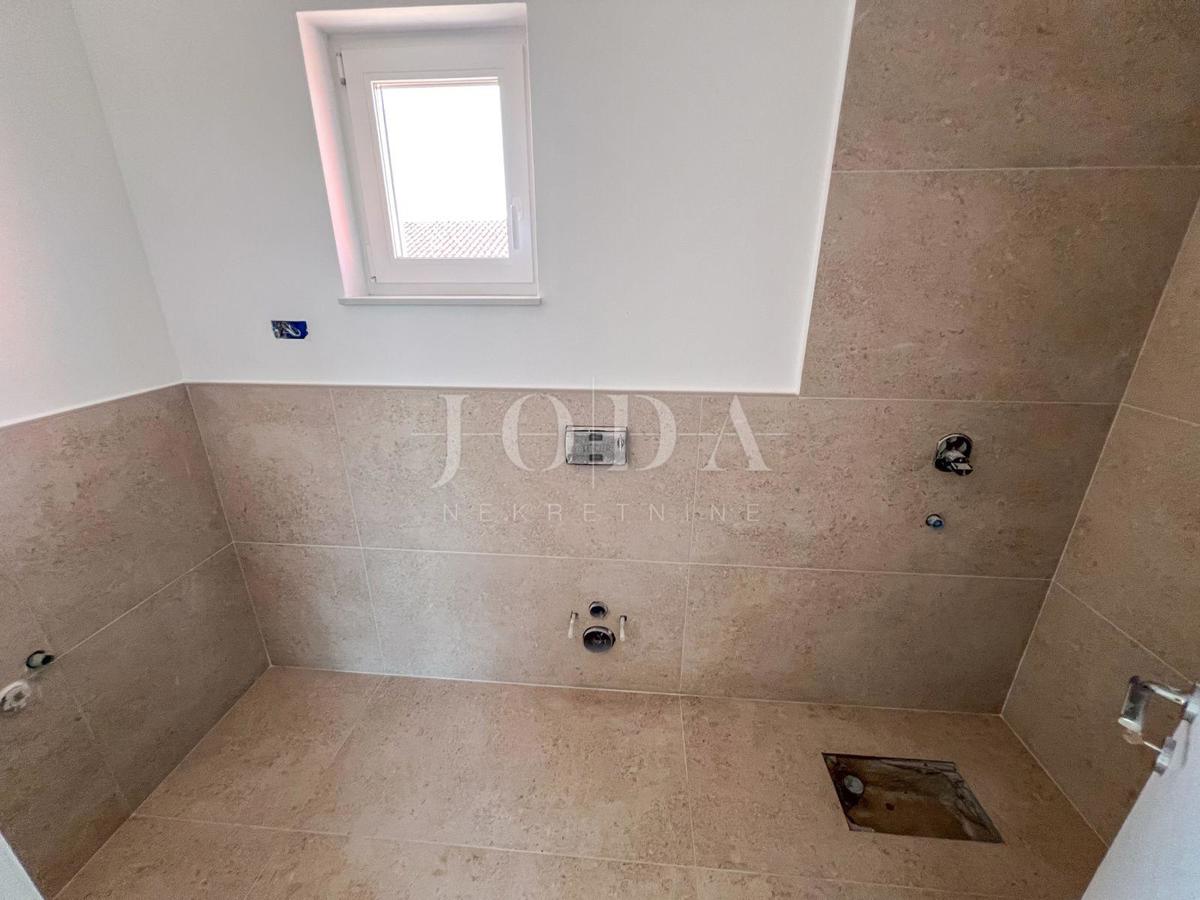 Casa di nuova costruzione a Crikvenica con piscina