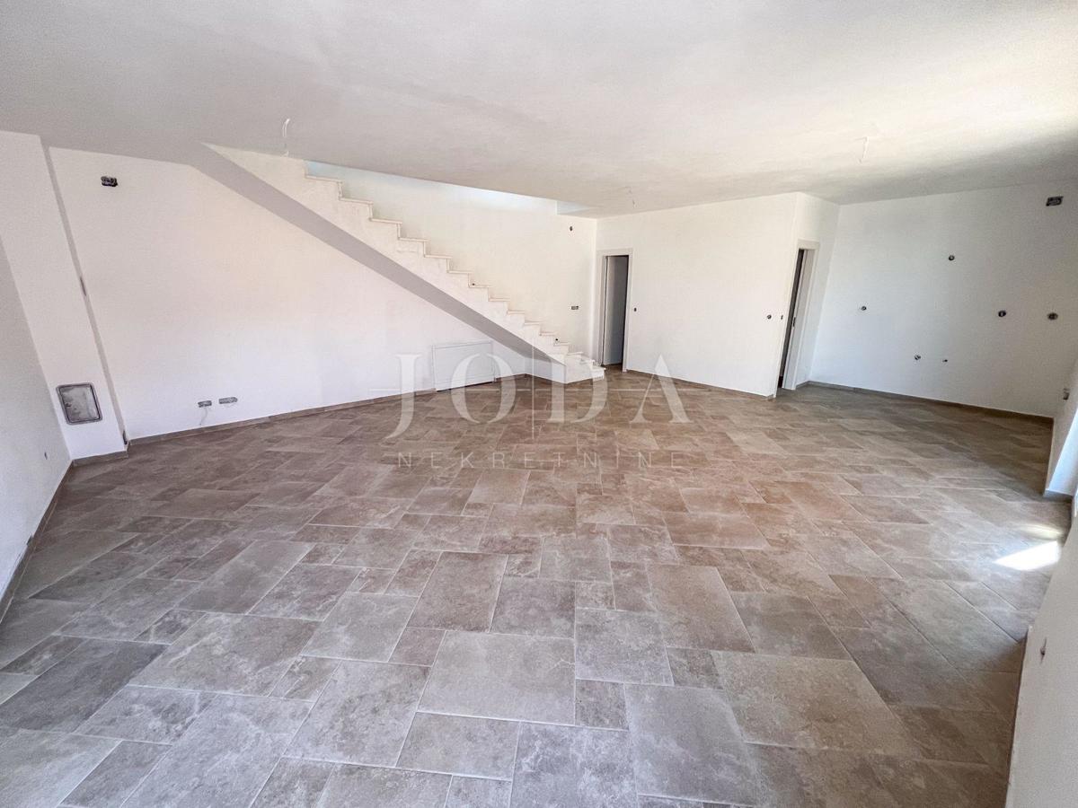 Casa di nuova costruzione a Crikvenica con piscina