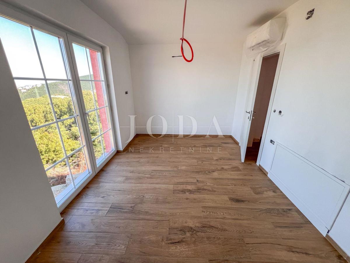 Casa di nuova costruzione a Crikvenica con piscina