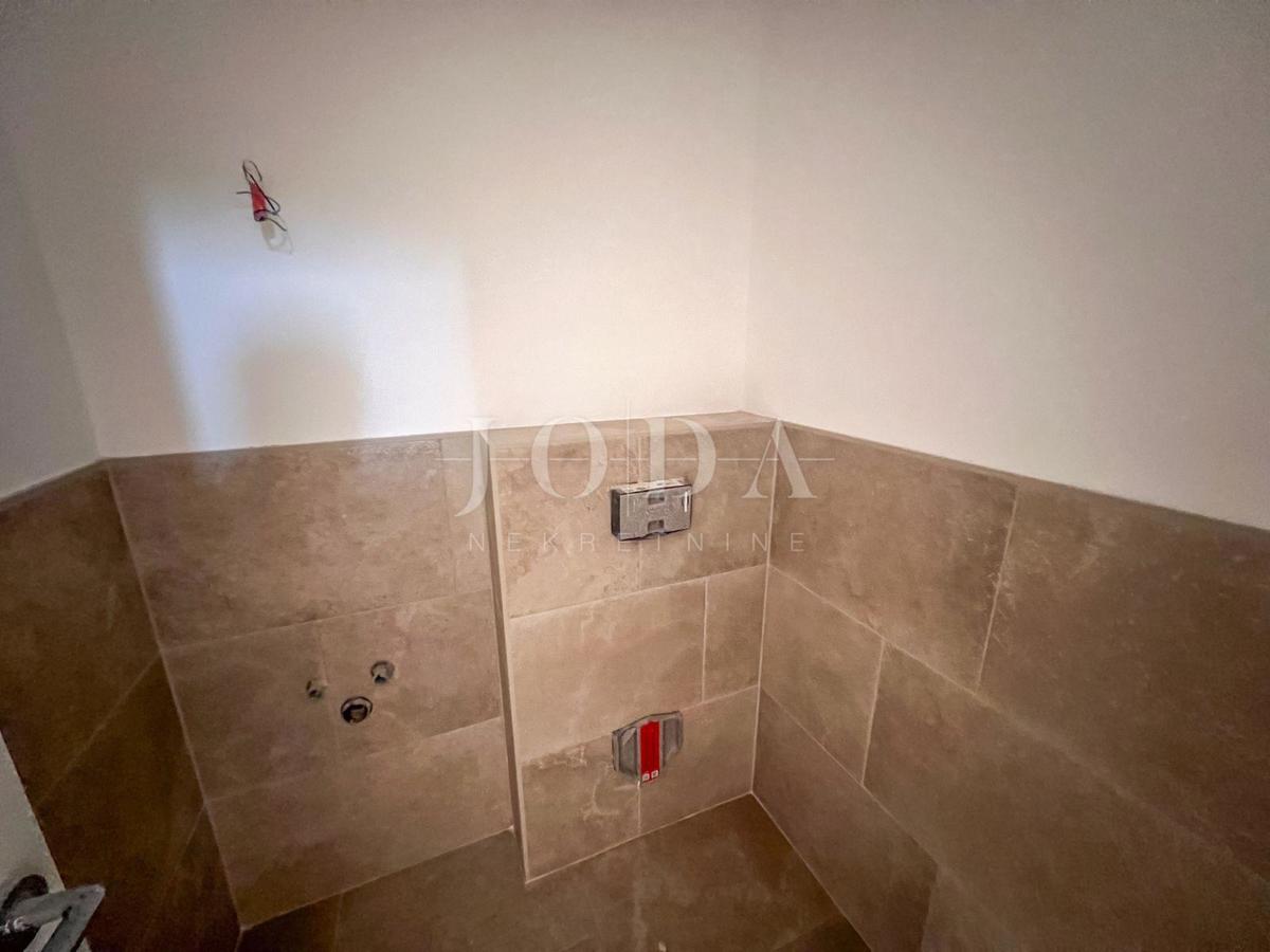 Casa di nuova costruzione a Crikvenica con piscina