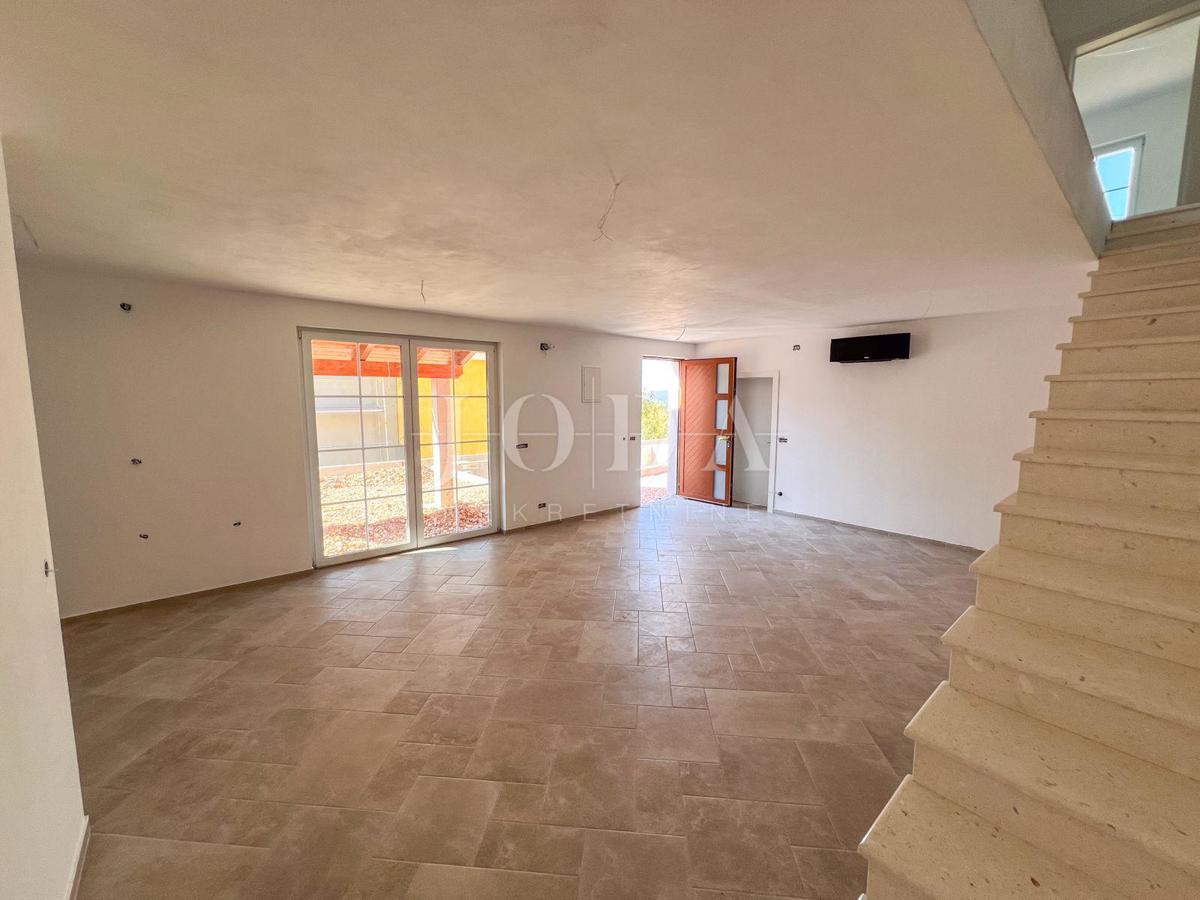 Casa di nuova costruzione a Crikvenica con piscina