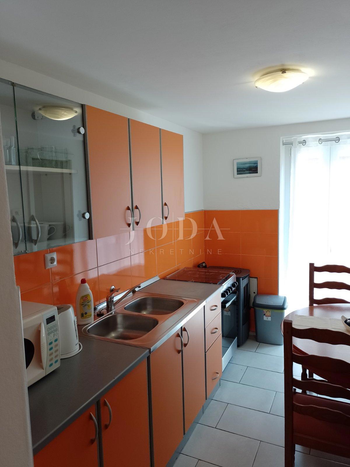 Ampio Appartamento con Due Camere, Vista Mare e Garage a Crikvenica