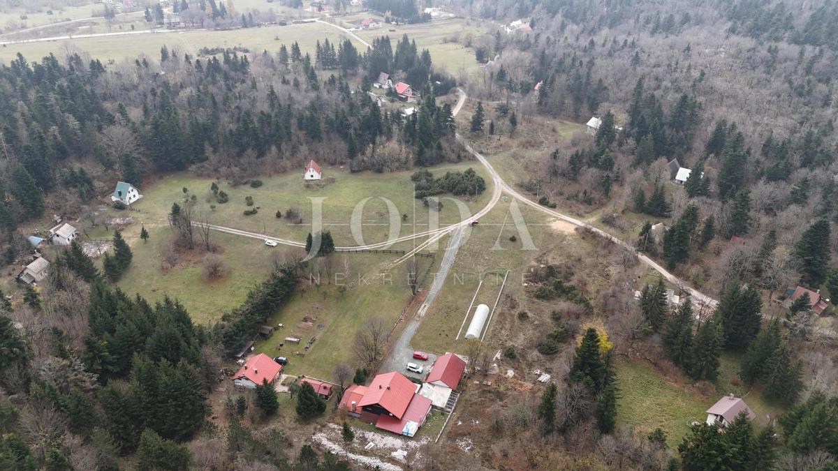 Lukovo, casa con ampio giardino in una posizione idilliaca