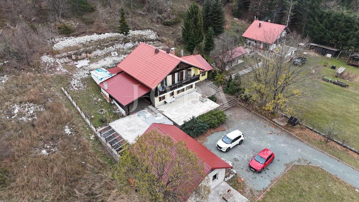 Lukovo, casa con ampio giardino in una posizione idilliaca