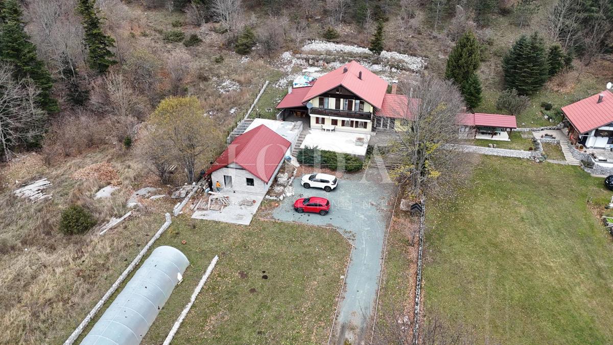 Lukovo, casa con ampio giardino in una posizione idilliaca