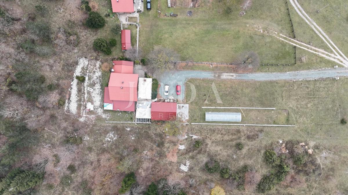 Lukovo, casa con ampio giardino in una posizione idilliaca