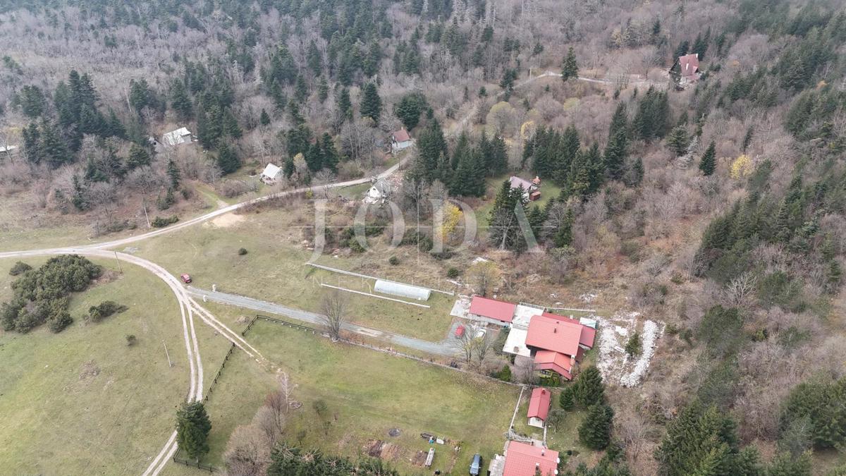 Lukovo, casa con ampio giardino in una posizione idilliaca