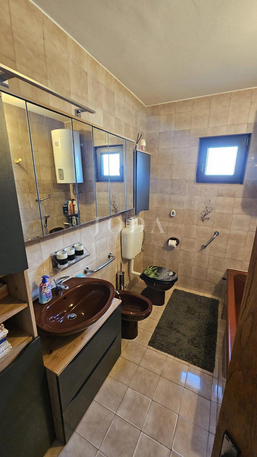 Novi Vinodolski, appartamento e due monolocali