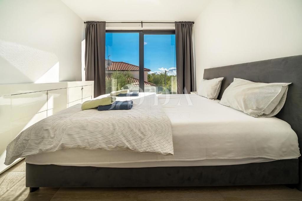 Isola di Krk - moderna casa indipendente con piscina