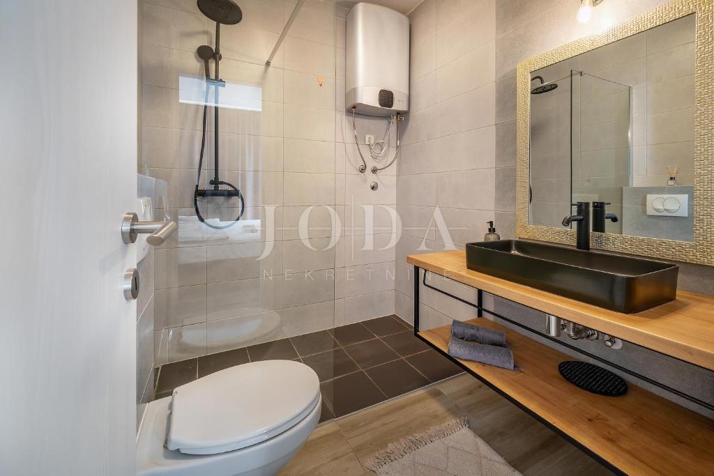 Isola di Krk - moderna casa indipendente con piscina