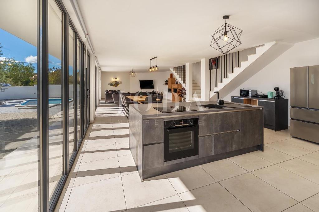 Isola di Krk - moderna casa indipendente con piscina