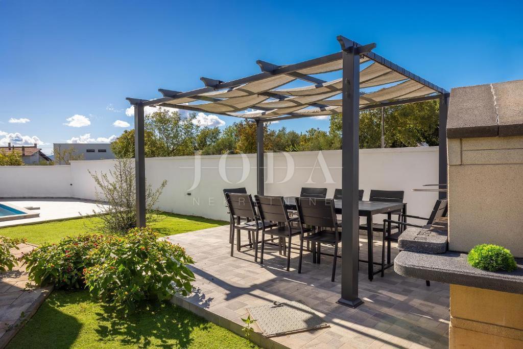 Isola di Krk - moderna casa indipendente con piscina