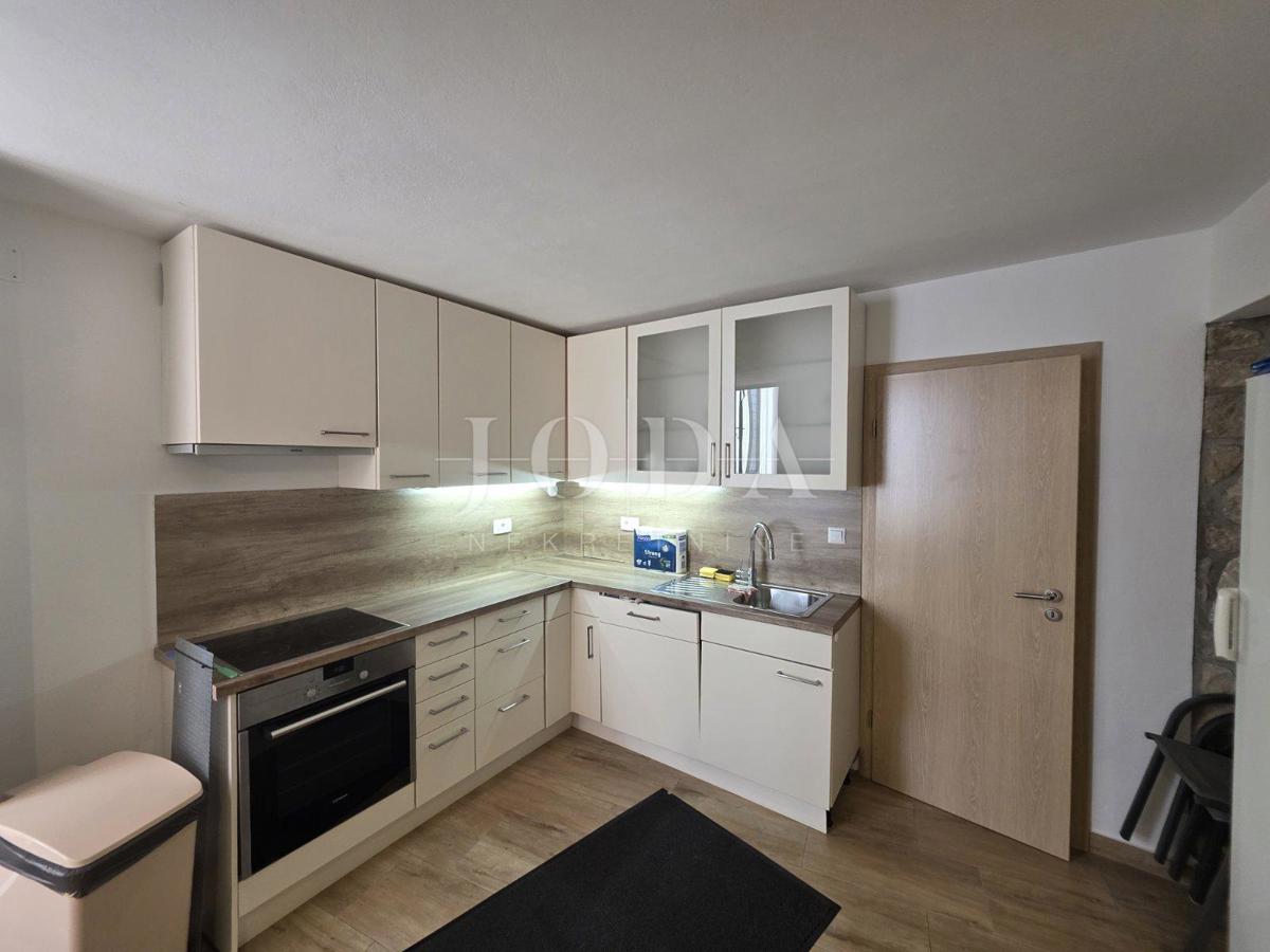 Entroterra di Crikvenica, casa con tre unità abitative e garage