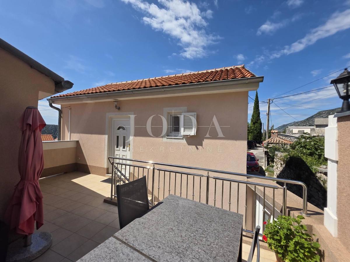 Entroterra di Crikvenica, casa con tre unità abitative e garage