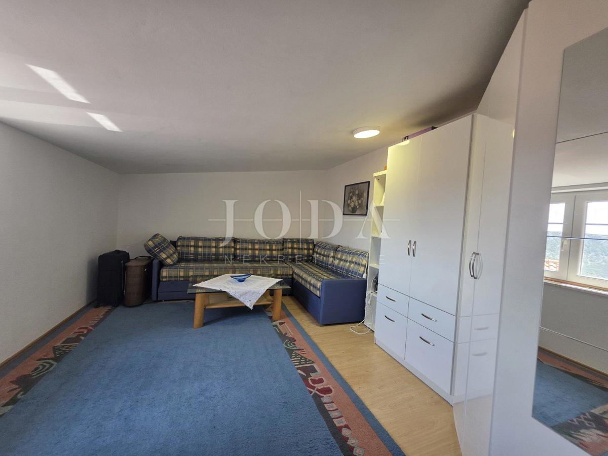 Entroterra di Crikvenica, casa con tre unità abitative e garage