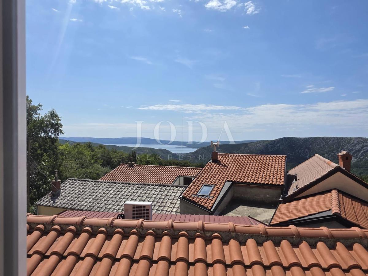 Entroterra di Crikvenica, casa con tre unità abitative e garage