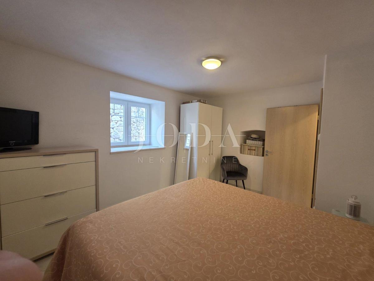 Entroterra di Crikvenica, casa con tre unità abitative e garage