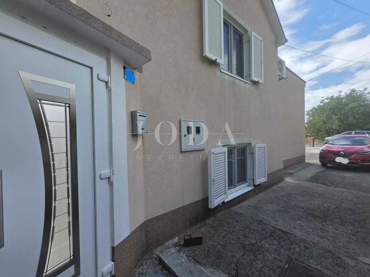 Entroterra di Crikvenica, casa con tre unità abitative e garage