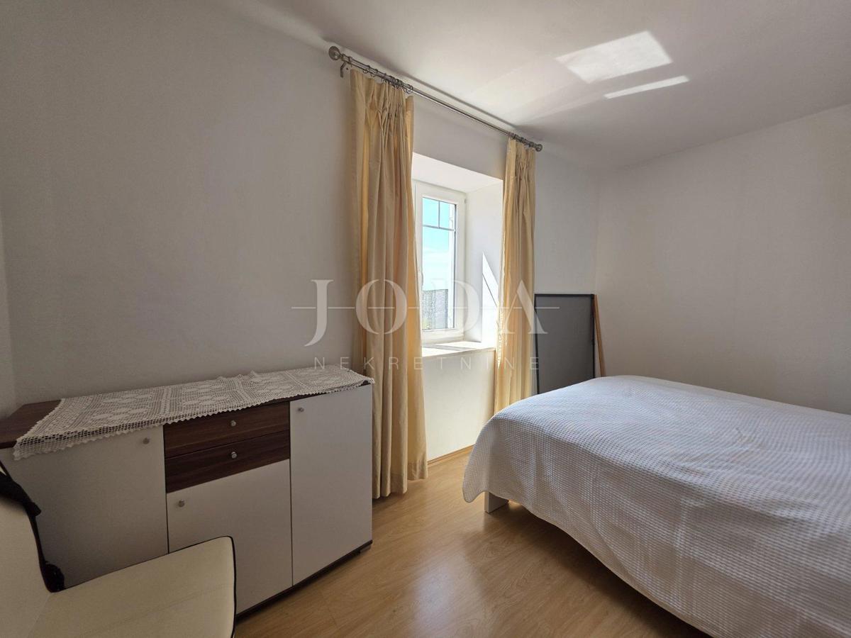 Entroterra di Crikvenica, casa con tre unità abitative e garage