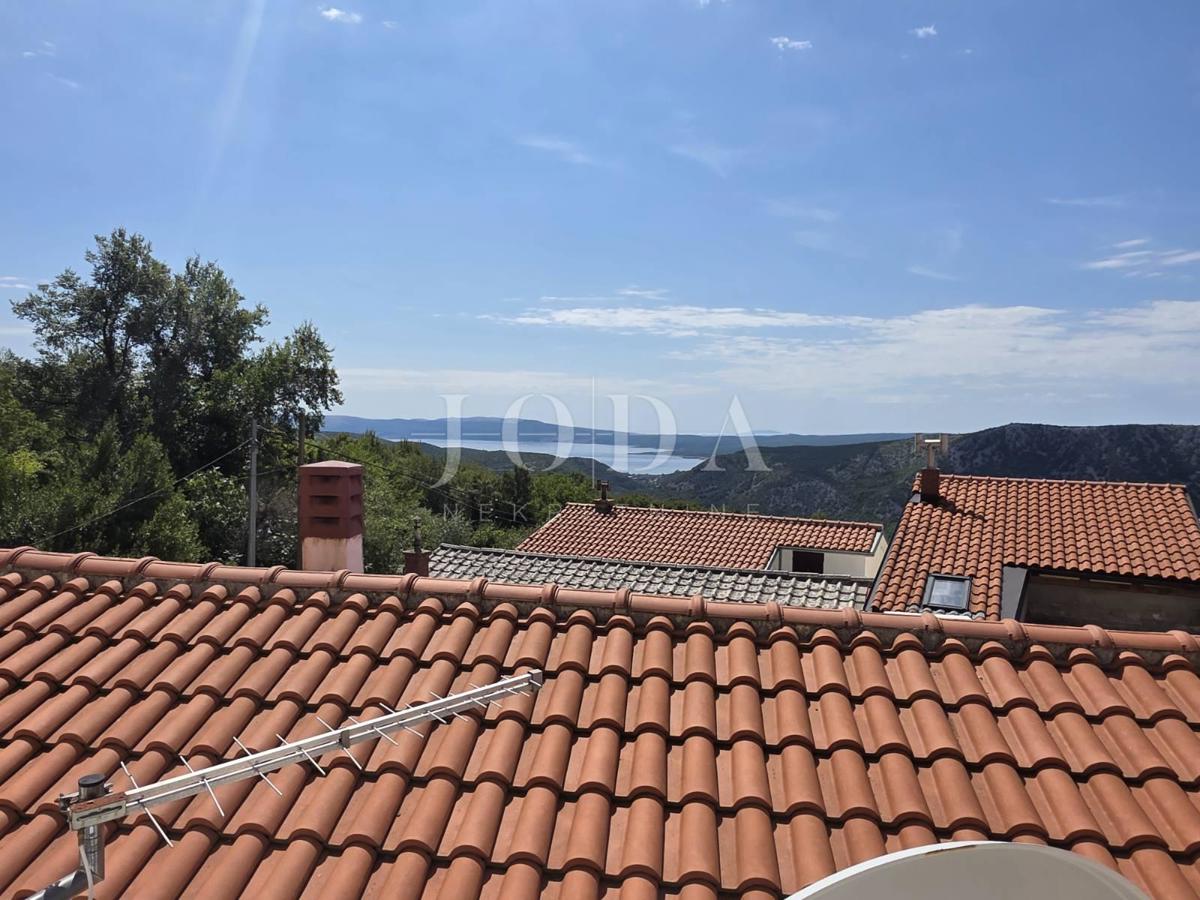 Entroterra di Crikvenica, casa con tre unità abitative e garage