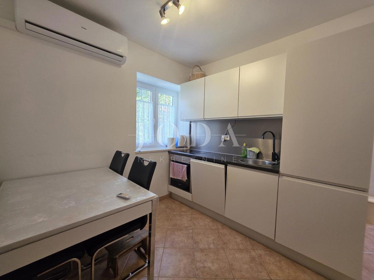 Entroterra di Crikvenica, casa con tre unità abitative e garage