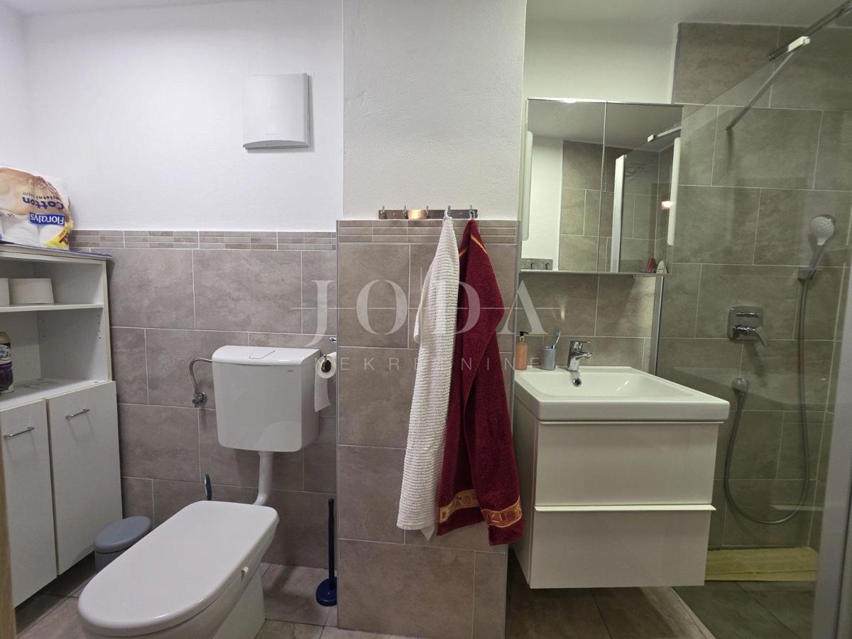 Entroterra di Crikvenica, casa con tre unità abitative e garage