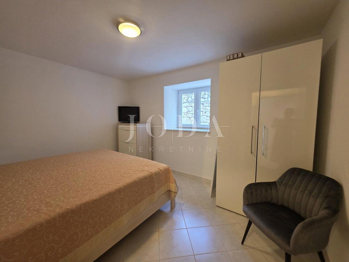 Entroterra di Crikvenica, casa con tre unità abitative e garage