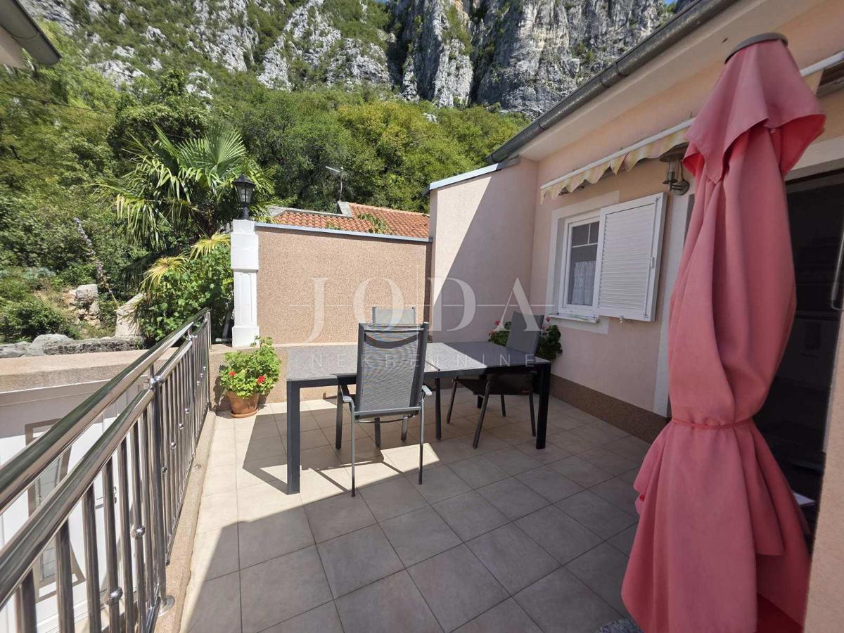 Entroterra di Crikvenica, casa con tre unità abitative e garage