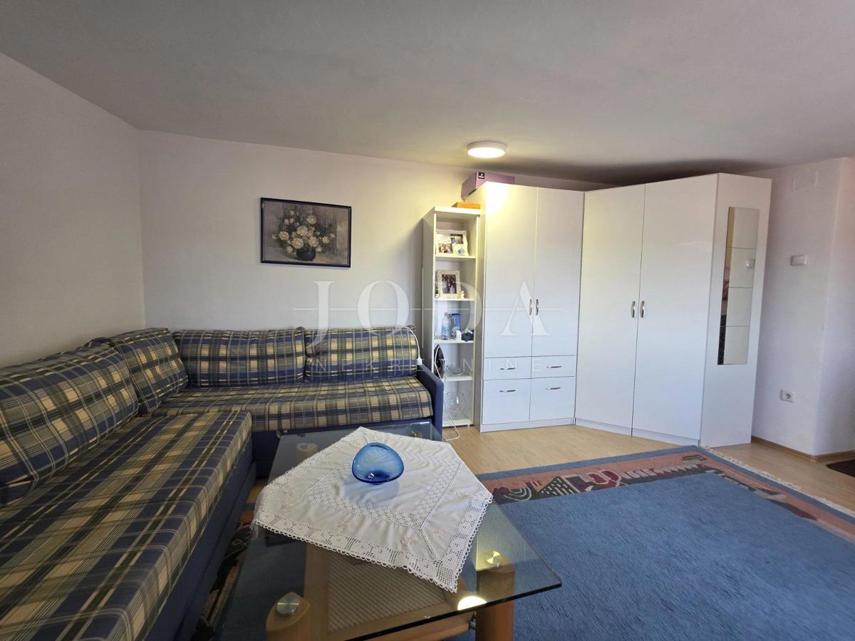 Entroterra di Crikvenica, casa con tre unità abitative e garage