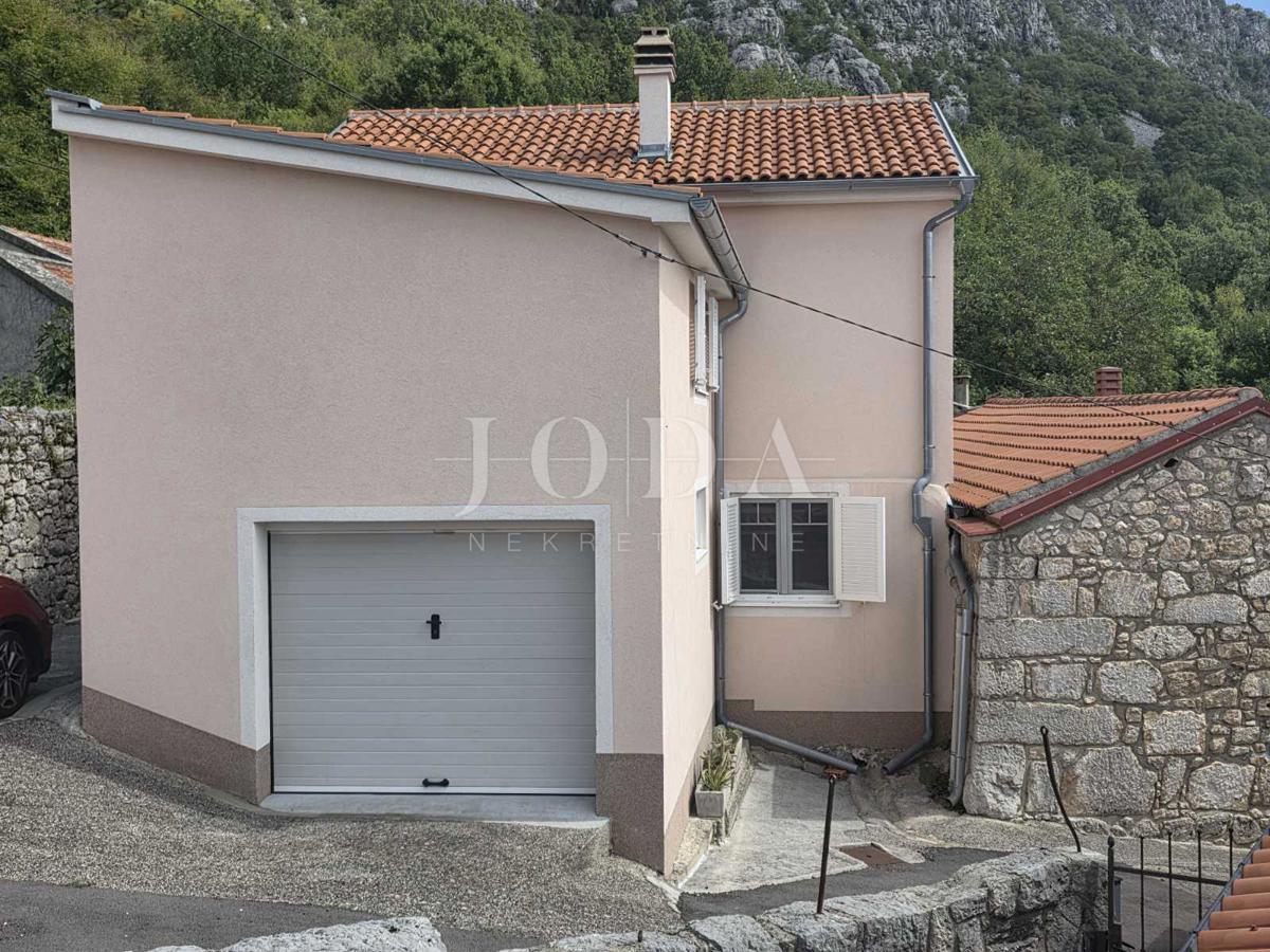 Entroterra di Crikvenica, casa con tre unità abitative e garage