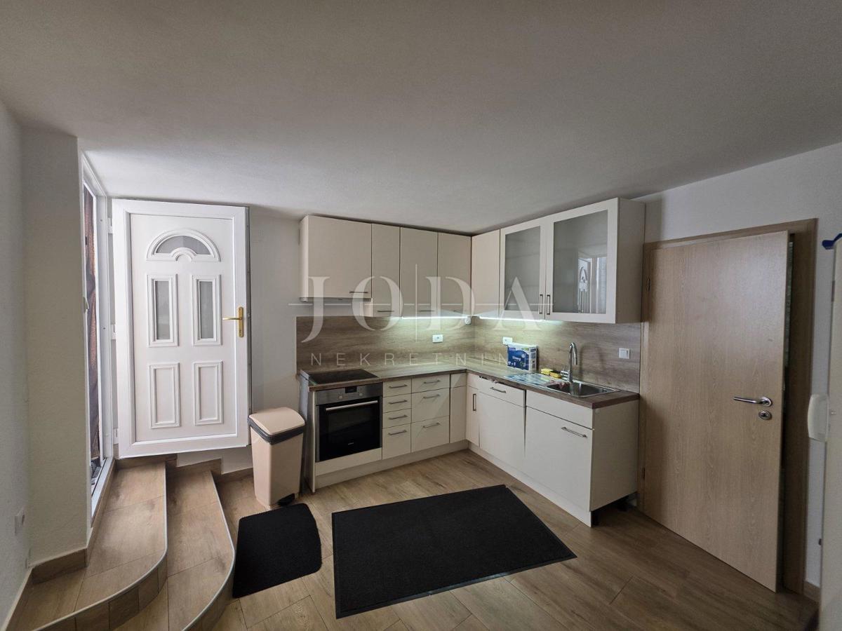 Entroterra di Crikvenica, casa con tre unità abitative e garage