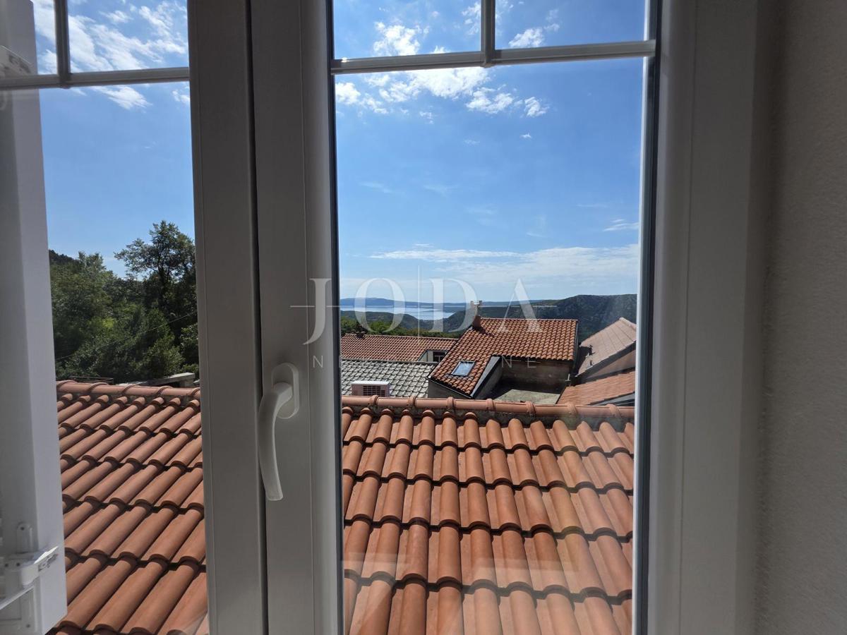 Entroterra di Crikvenica, casa con tre unità abitative e garage