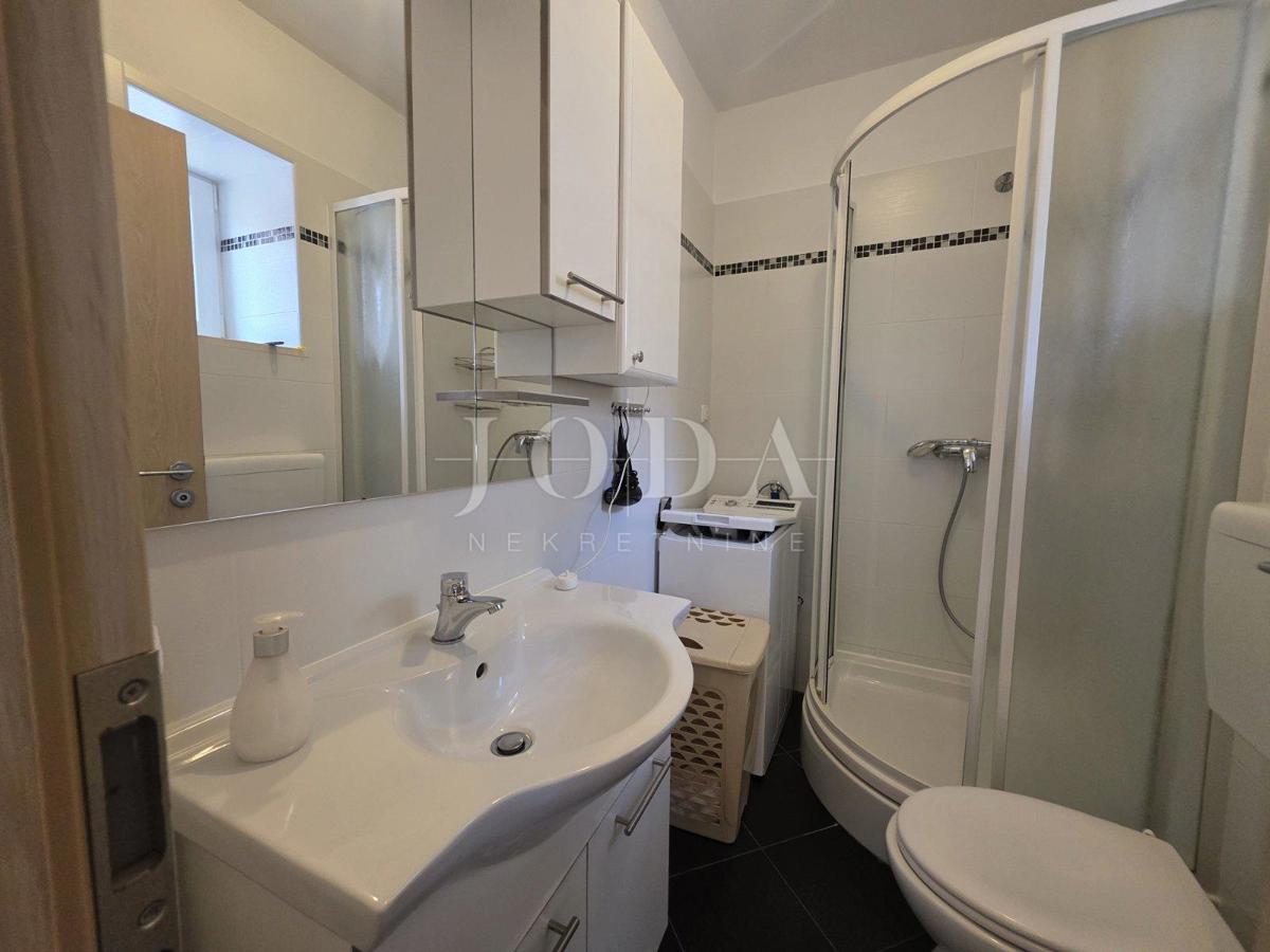 Entroterra di Crikvenica, casa con tre unità abitative e garage